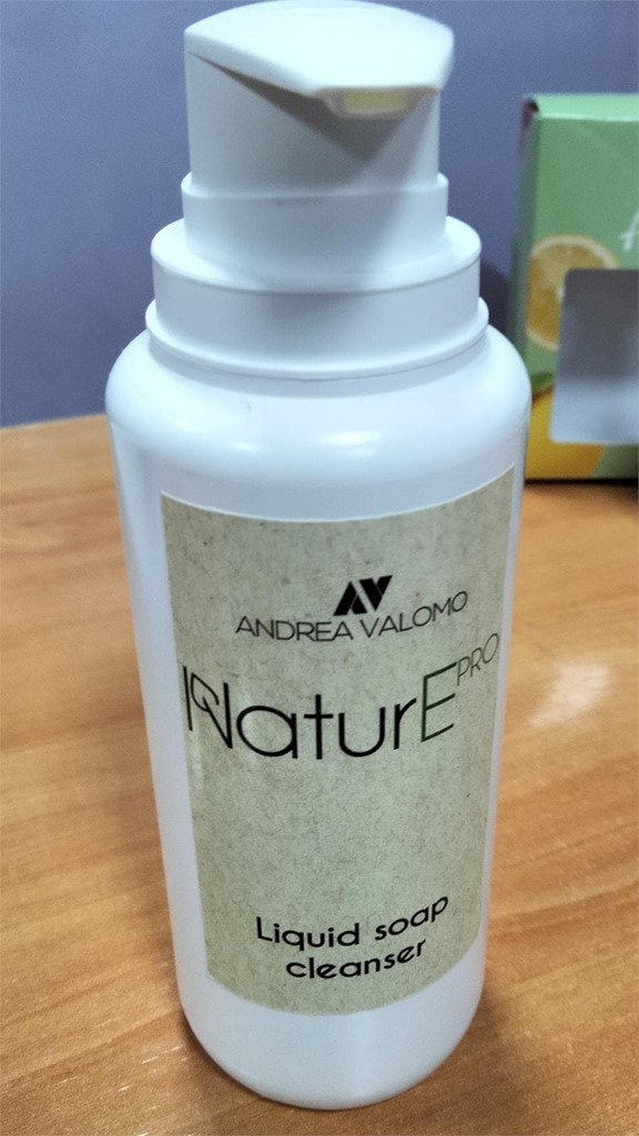 Foto 1 jabón  limpiador de la línea naturpro de la Marca Andrea valomo.